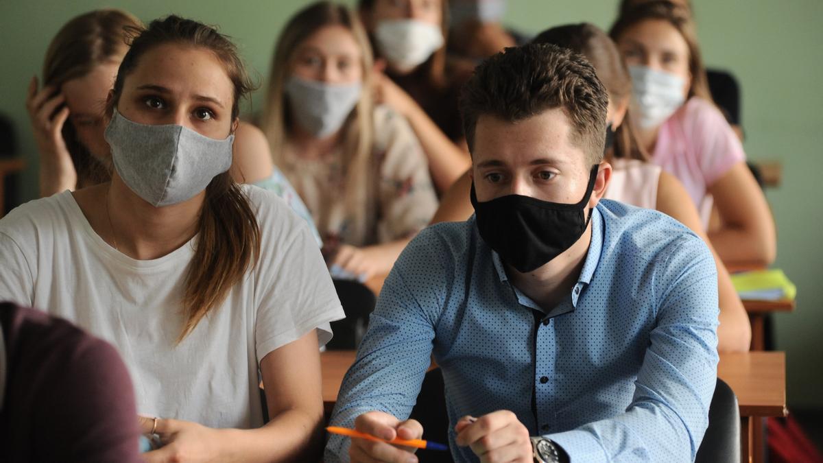 Adolescentes en una clase.