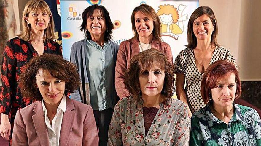 La consejera de Educación, Rocío Lucas (arriba, segunda por la derecha), junto a las profesoras ganadoras de las mejores experiencias didácticas.