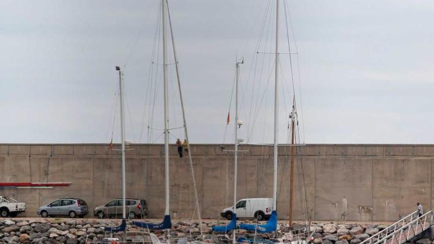 Dos goletas levantan amarras en el puerto de Luanco