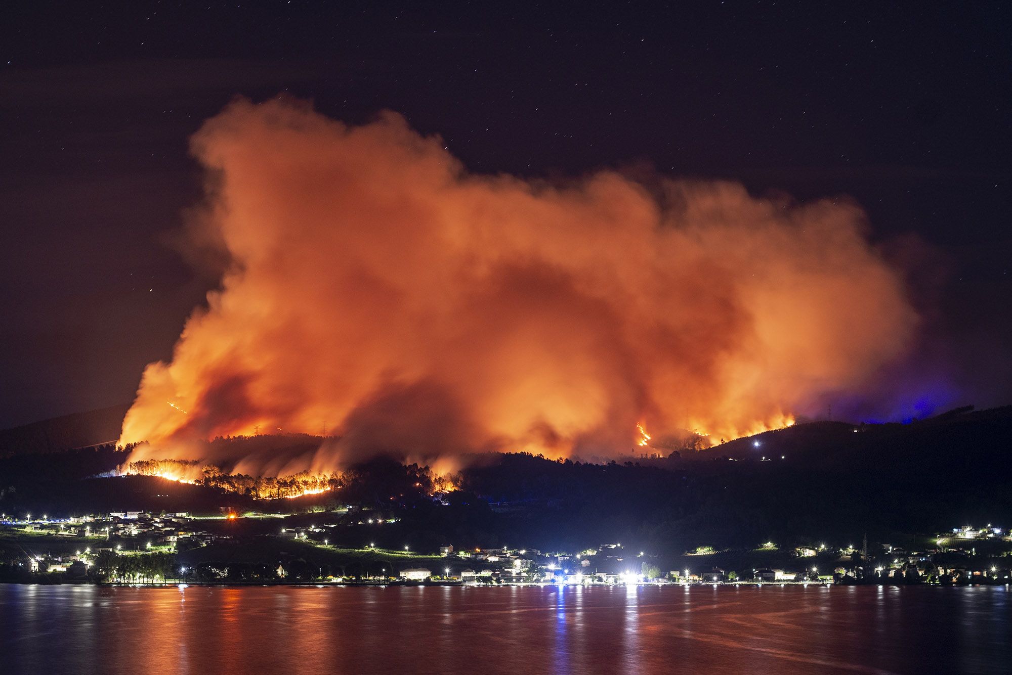 El incendio tuvo en vilo a los vecinos, arrasó al menos 150 hectáreas y afectó a la luz y las comunicaciones.