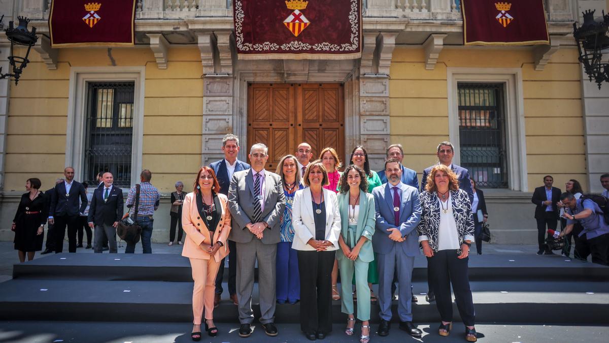 Núria Marín, junto al resto de concejales del PSC que inician el mandato 2023-27.