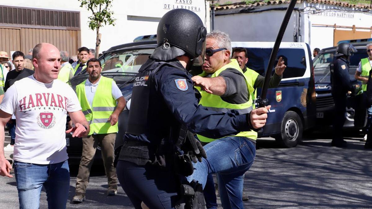 Enfrentamientos entre agricultores y la Policía Nacional durante las protestas del martes en Córdoba.