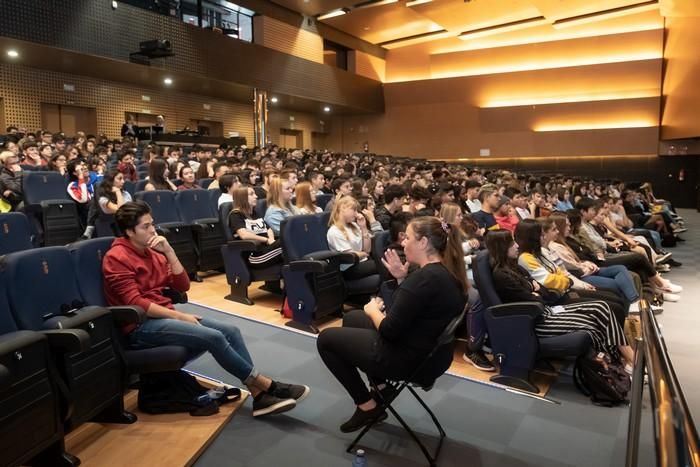 La escritora María Dueñas, con escolares de los IES Los Cristianos e Ichasagua