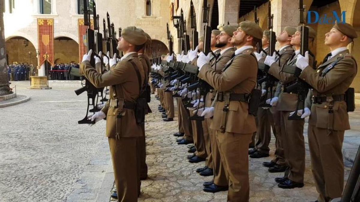 Militares durante la celebración de la Pascua militar en La Almudaina.