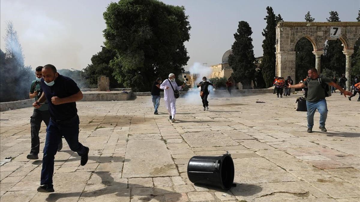 Siguen los choques entre palestinos e israelís en una Jerusalén tensionada