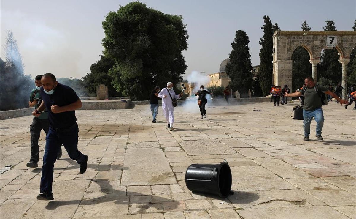 Siguen los choques entre palestinos e israelís en una Jerusalén tensionada. En la foto, enfrentamientos en la Explanada de las Mezquitas.