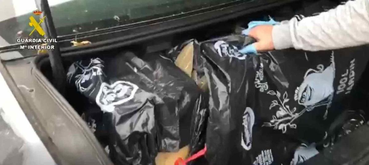 Bolsas con hachís en el interior de un coche cuyo transporte fue truncado el pasado martes. |   // G.C.