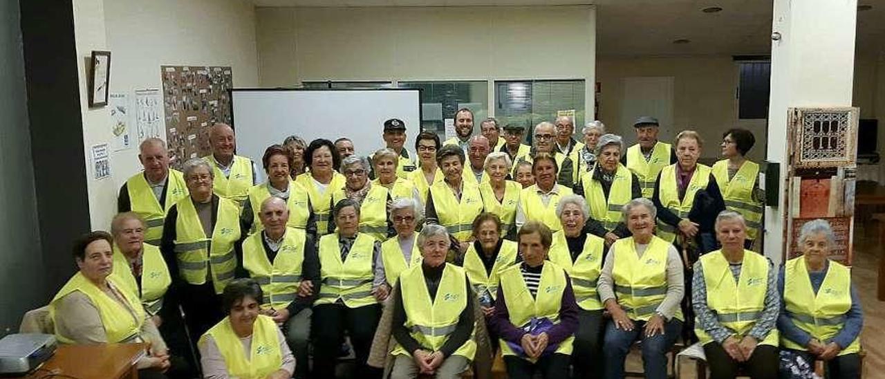 Mayores en una charla preventiva con autoridades de Tráfico. // Iñaki Osorio