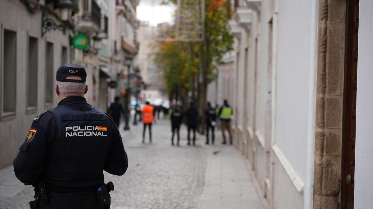Vídeo | Amplio dispositivo de la Policía en la Diputación de Badajoz mientras los Tedax analizan el paquete 'bomba' dirigido a Gallardo