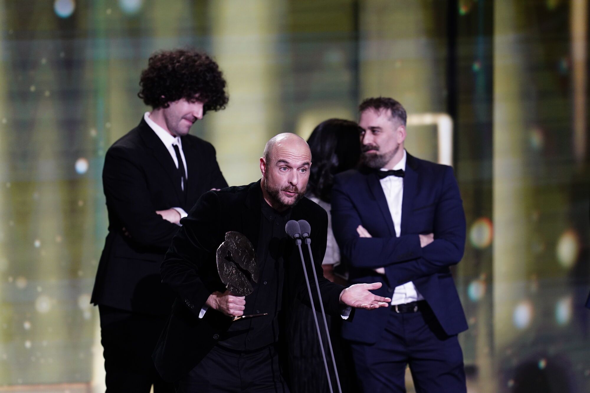 El guionista Francesc Xavier Manuel Ruiz recoge el premio a Mejor Largometraje de Animación por 'Decorado' durante la gala de la 31 edición de los Premios José María Forqué, en el Palacio Municipal de IFEMA, a 13 de diciembre de 2025, en Madrid (España). Los Premios Cinematográficos José María Forqué, conocidos como ‘Premios Forqué’, fueron creados en 1996 por la Entidad de Gestión de Derechos de los Productores Audiovisuales (Egeda) para honrar la memoria de José María Forqué, figura en la cinematografía española y primer presidente de Egeda. EGEDA creó el premio con el objetivo de difundir la importancia de la industria audiovisual española e impulsar la figura del productor cinematográfico. 13 DICIEMBRE 2025 A. Pérez Meca / Europa Press 13/12/2025. Francesc Xavier Manuel Ruiz;A. Pérez Meca;
