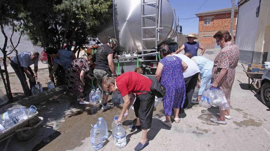 Vecinos de la provincia recogen agua de un camión cisterna.