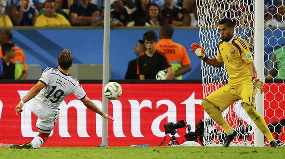 Mario Götze bat Sergio Romero i marca el gol de la victòria d’Alemanya davant Argentina