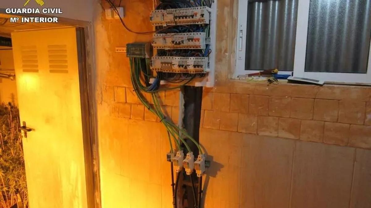 Enganche ilegal de luz que había en la nave.