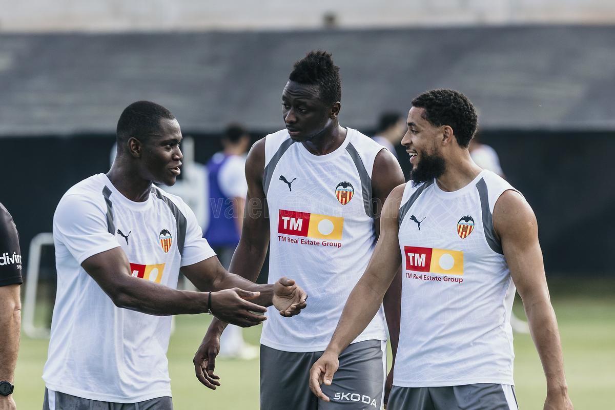 Arnaut Danjuma con Dieng y sadiq en el entrenamiento