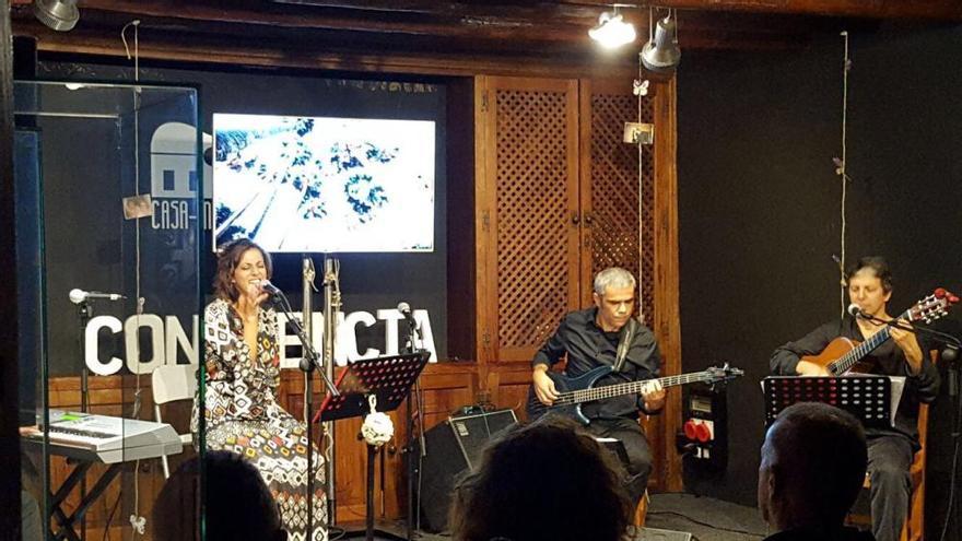 Estefanía Curbelo presentó su primer proyecto musical en Teguise