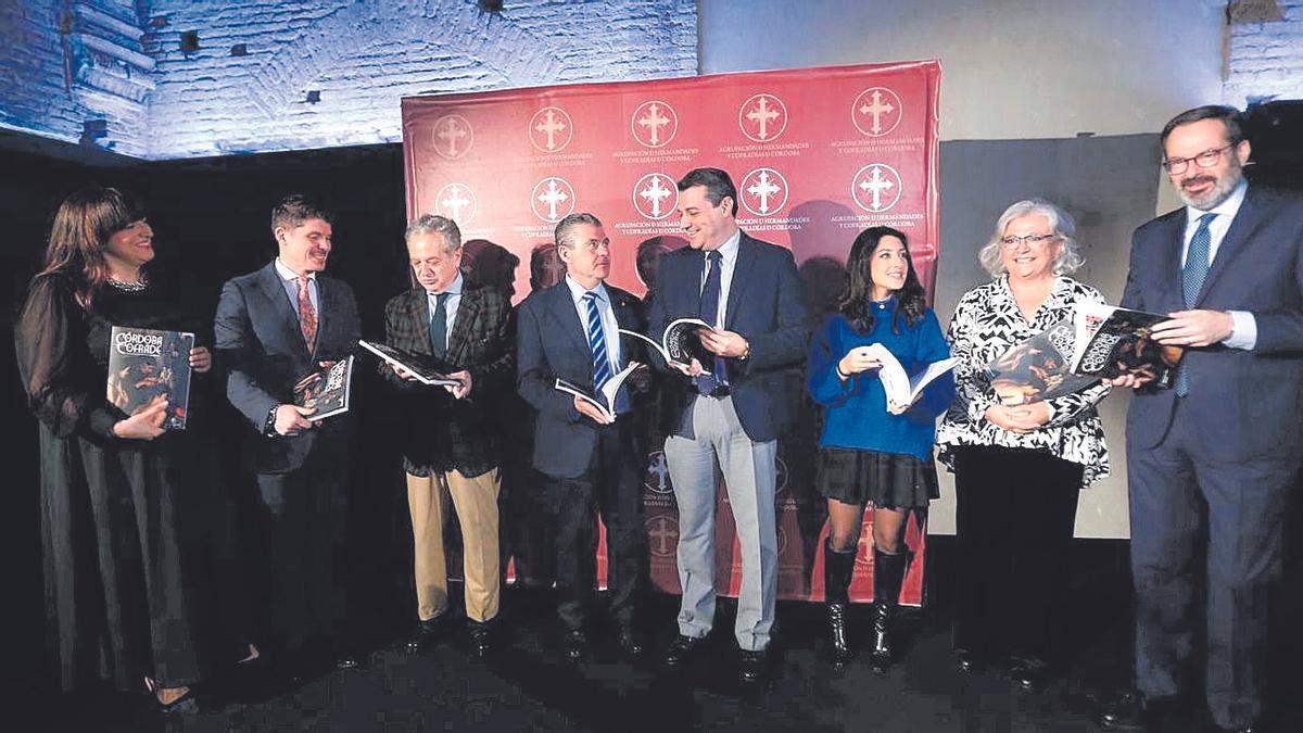 Autoridades y representantes de la Agrupación de Cofradías, ayer, en la presentación de la revista.