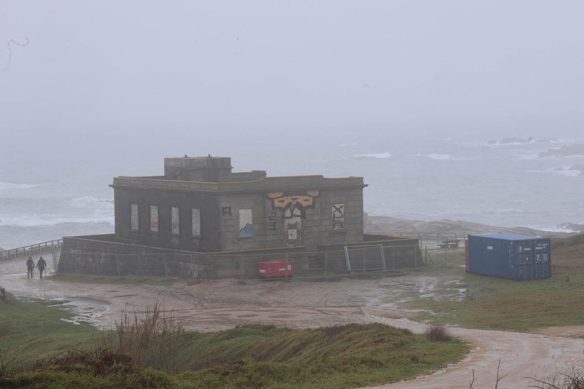 El viejo faro, anterior al que se transforma en hotel, en ruinas.