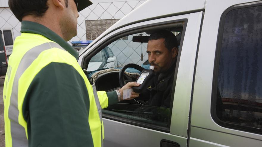 Imagen de archivo de un control de alcohol y drogas a los conductores.