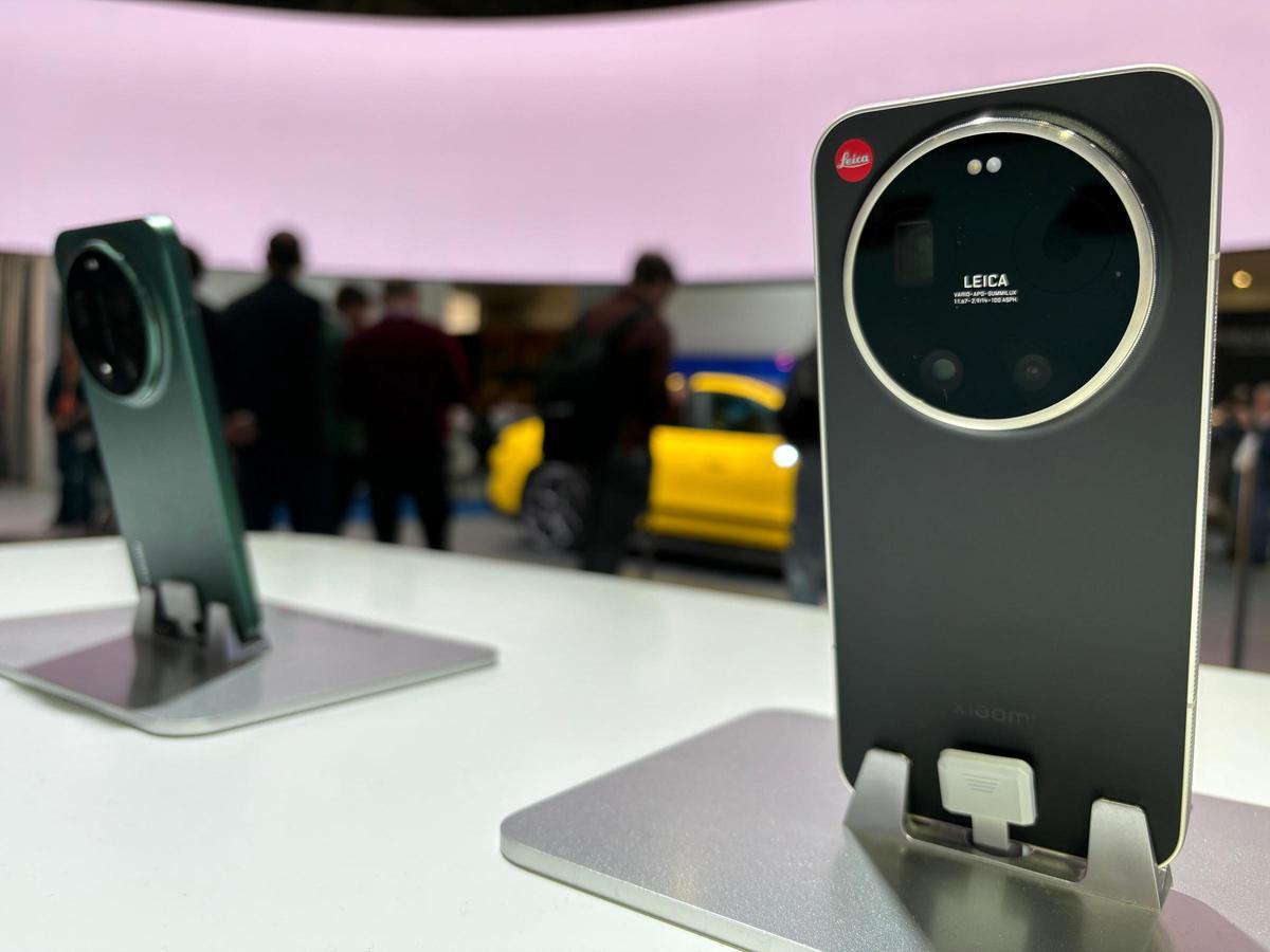 El Xiaomi 17 Ultra y el Leitzphone, ambos diseñados junto a Leica, expuestos en el MWC 2026.