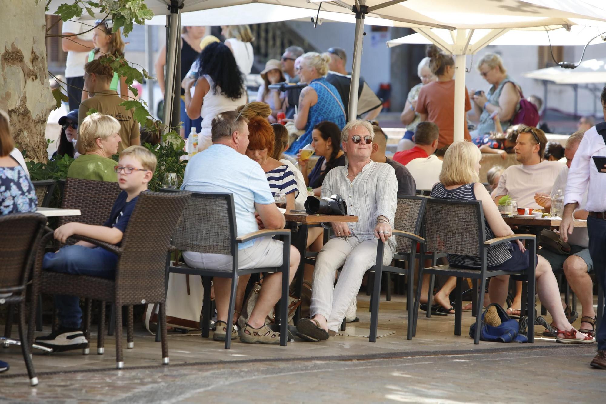 Wie im Hochsommer: Im Zentrum von Sóller auf Mallorca ist es auch im Oktober rappelvoll