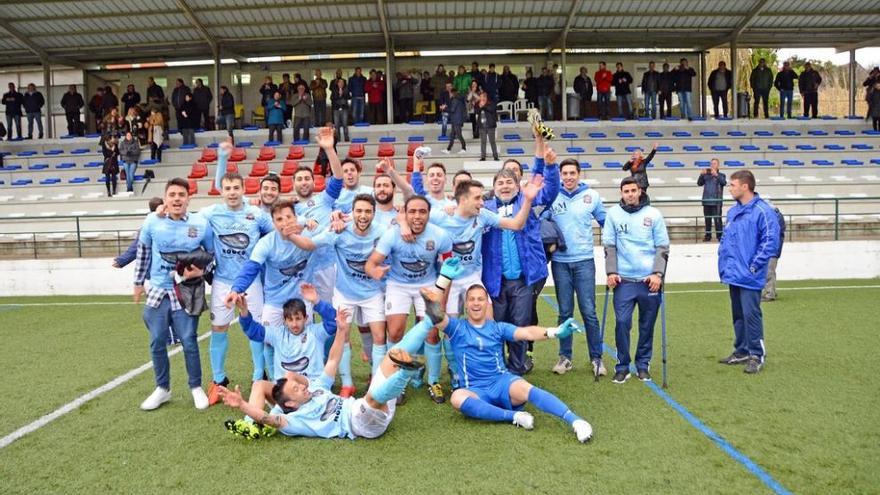 La plantilla festejando el ascenso, esta tarde, en el campo de O Casal. Gonzalo Núñez