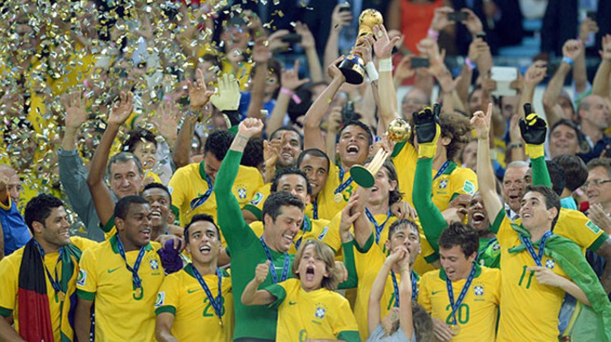 Los jugadores de Brasil, con el trofeo que los acredita como campeones de la Copa Confederaciones.
