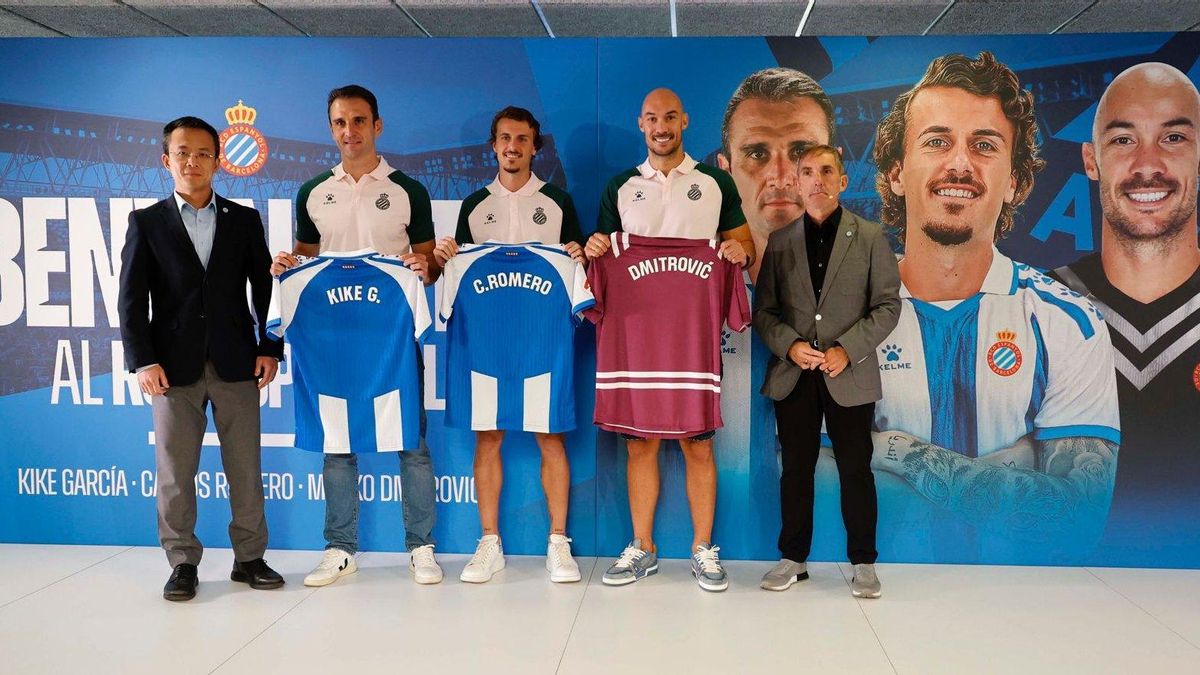Foto de la presentación de los futbolistas esta mañana en el RCDE Stadium Foto de la presentación de los futbolistas esta mañana en el RCDE Stadium