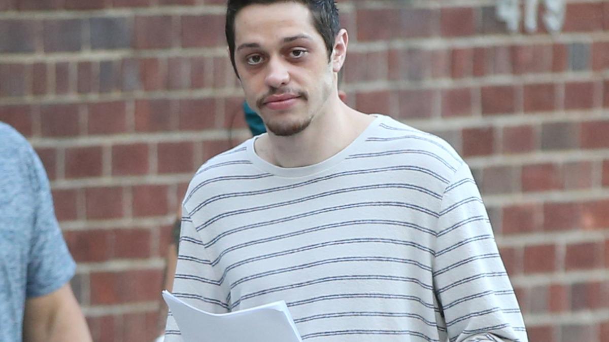 Pete Davidson cumplirá condena homenajeando a su padre (y entre cadáveres)