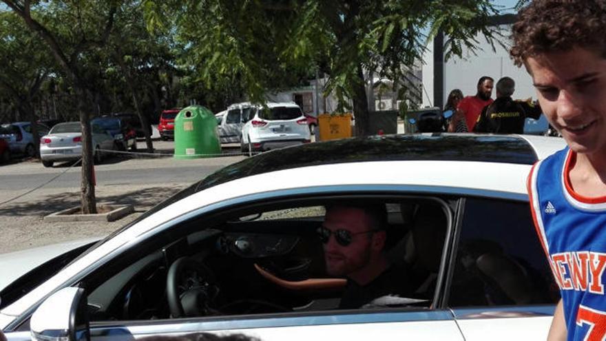 Mustafi saliendo de la Ciudad Deportiva.