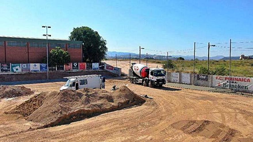 Les obres d&#039;instal·lació de gespa artificial al camp de la barriada Mion avancen