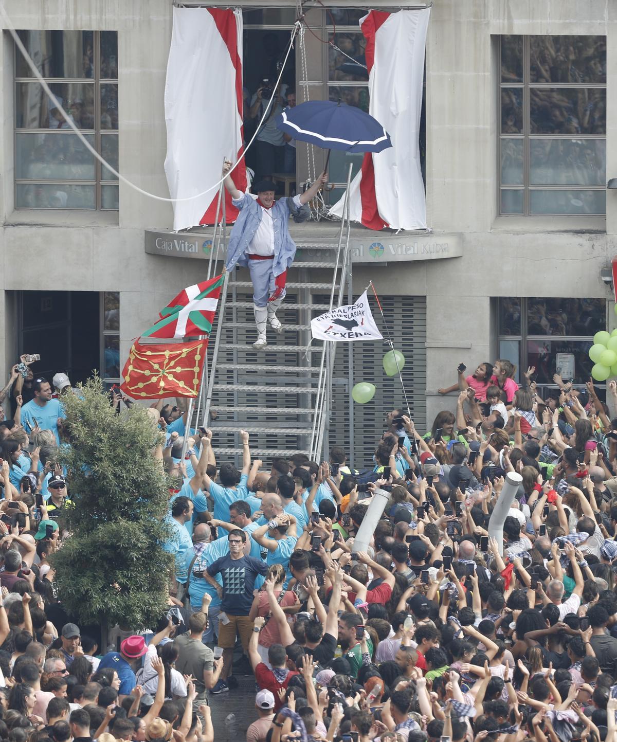 La bajada de Celedón da inicio a las fiestas de Vitoria