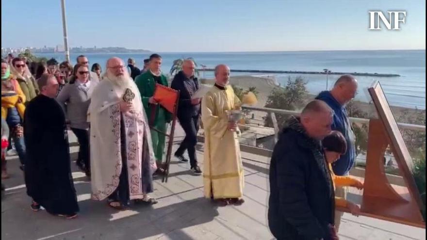 Ortodoxos celebran el bautismo de Jesús bañándose en el Postiguet