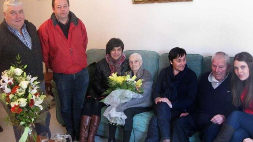 Josefa, ayer en su casa de Costoia, junto a la alcaldesa de Silleda y varios familiares.