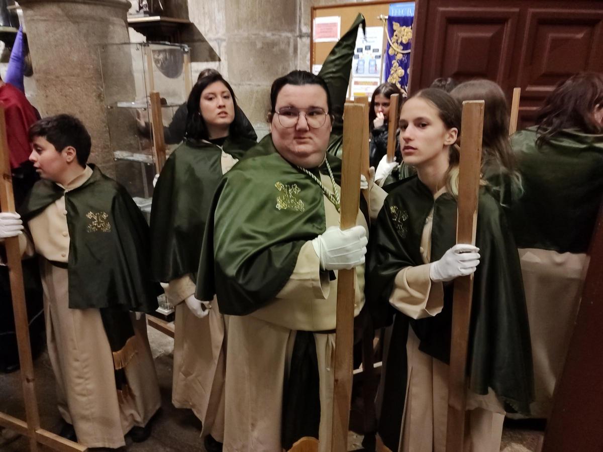 Penitentes preparados para el desfile dentro de la excolegiata.