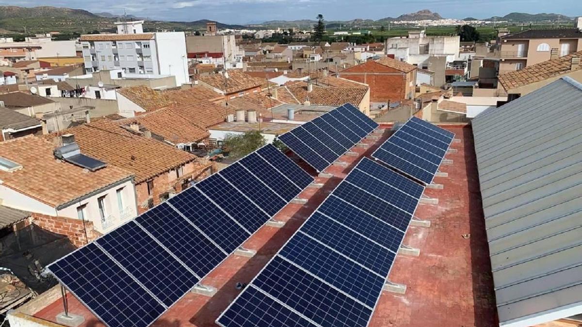 Placas solares en la azotea de un edificio, como harán en la cubierta del ayuntamiento de Almassora.