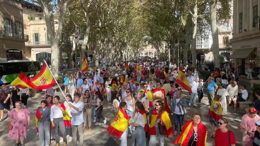 Un centenar de personas se concentra en Palma por el Día de la Hispanidad