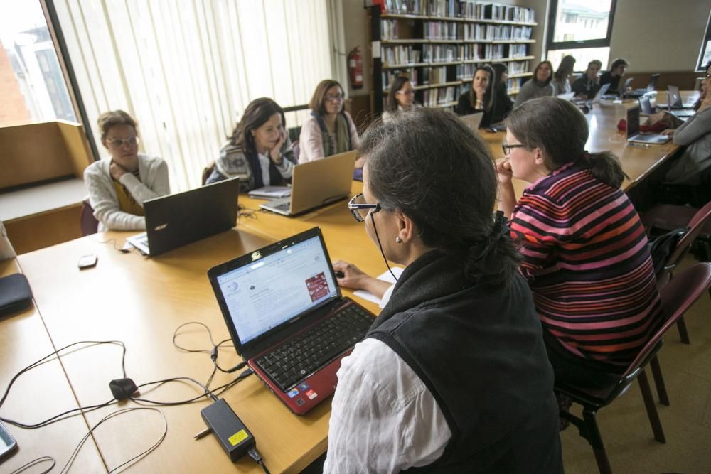 "Editatón" de la Wikipedia en la biblioteca del Campus de Humanidades