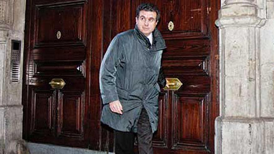 Jaume Matas, junto al palacete de su propiedad.