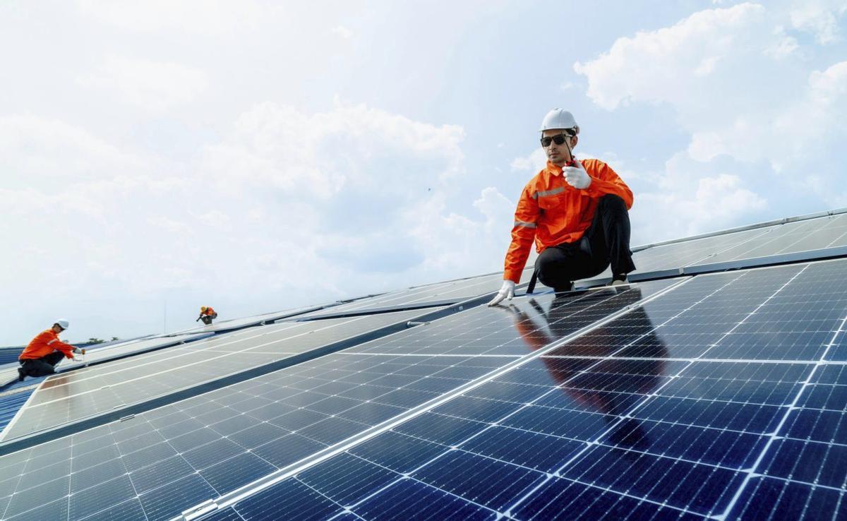 La instalación de sistemas de energía renovables como placas fotovoltaicas es una opción ideal para ahorrar energía en comunidades de vecinos. | SHUTTERSTOCK