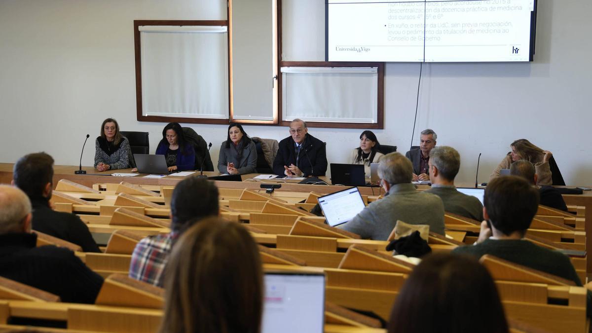 Participantes en la reunión del Consello de Goberno de la Universidade de Vigo.