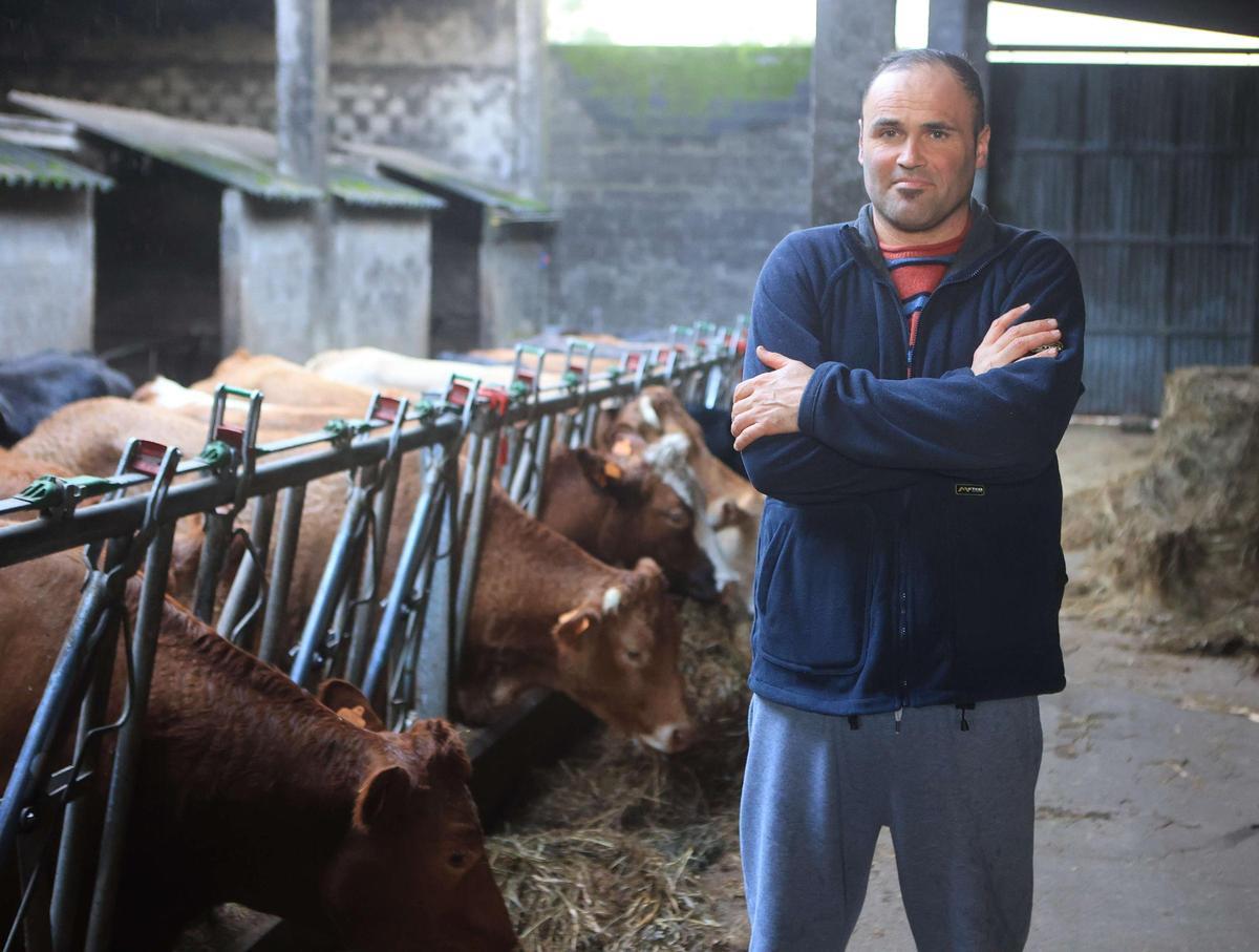 Adrián Laxe en su explotación de Irixoa.