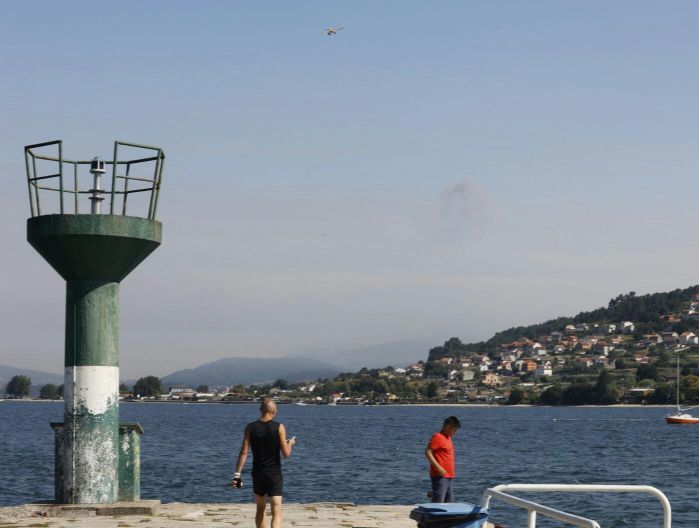 Las llamas en Ponte Caldelas amenazan la ría de Vigo