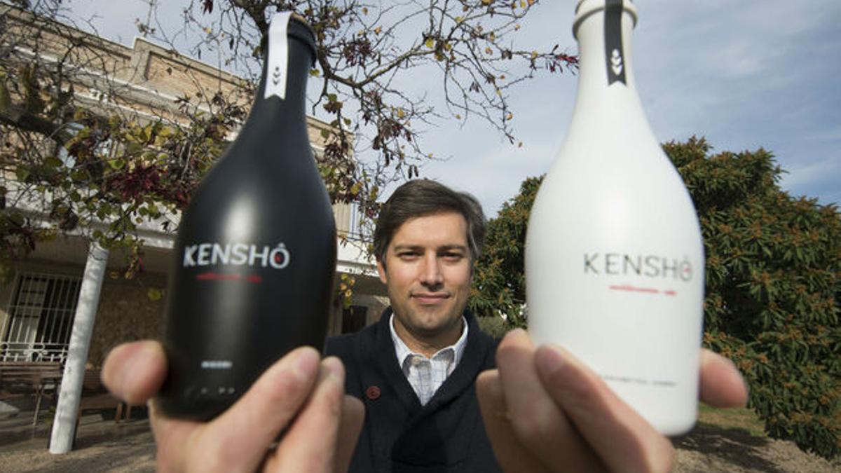 Humbert Conti con unas botellas de su sake Kensho.