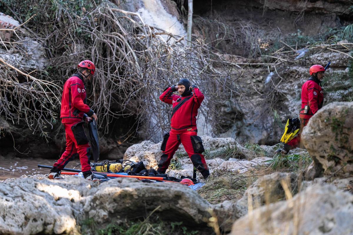 Los bomberos intensifican en Mediona la búsqueda del padre del menor hallado muerto