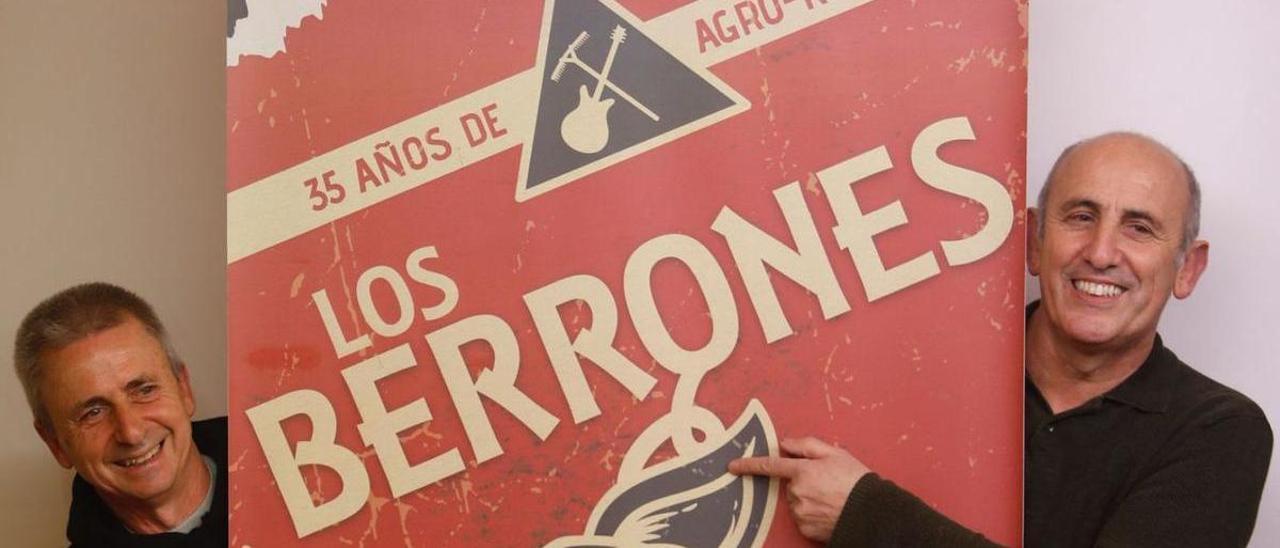 Olegario Méndez y Ramón Blanco, de “Los Berrones”, con el cartel de la gira. | Fernando Rodríguez