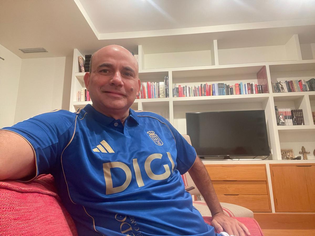 Francisco Devia, con su camiseta del Oviedo.