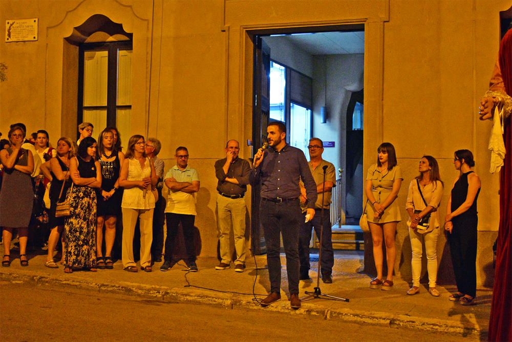 L'alcalde Albert Coberó, parla durant l'acte d'inici de la Festa Major, al davant de la Casa de la Vila.