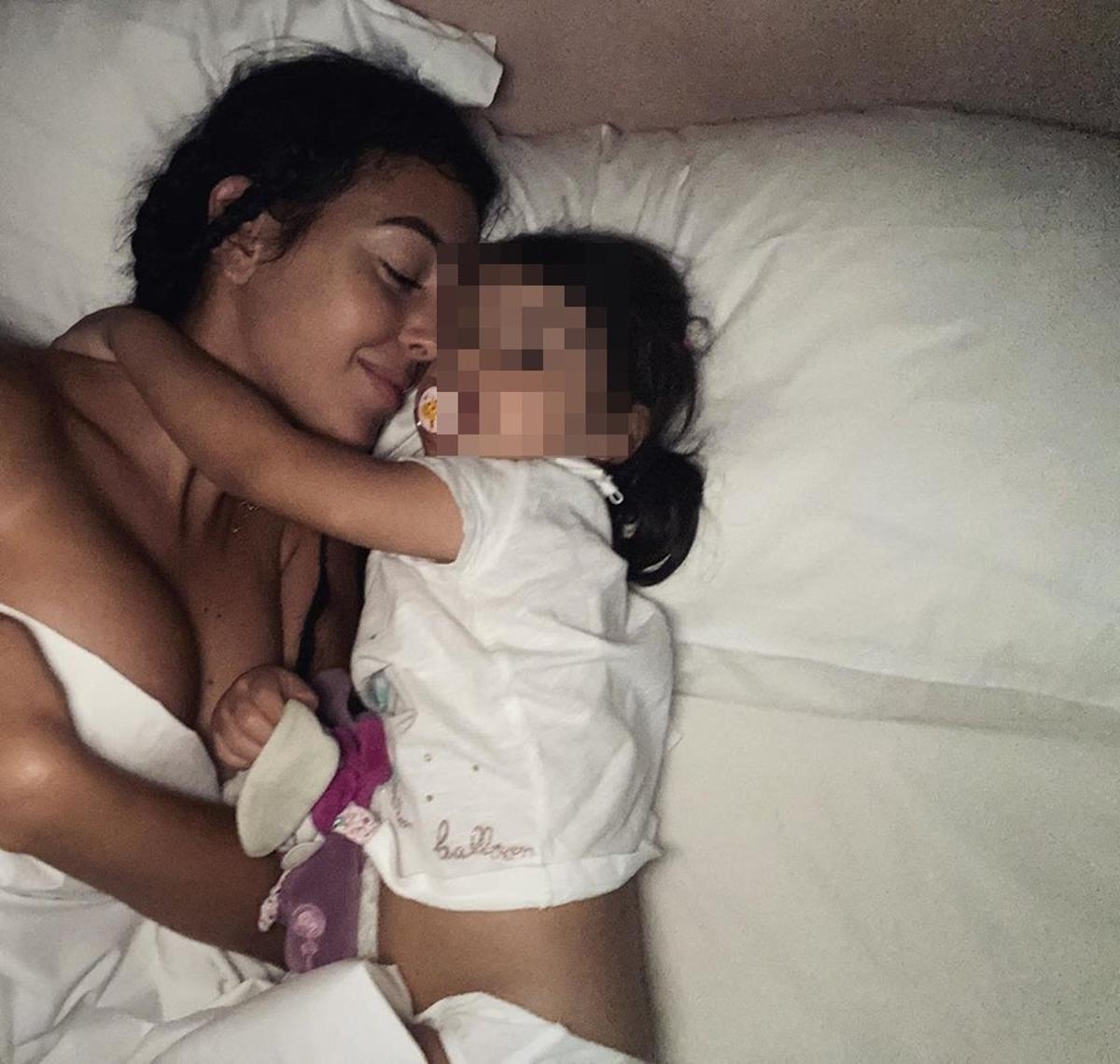 Georgina Rodríguez se echa la siesta con Eva