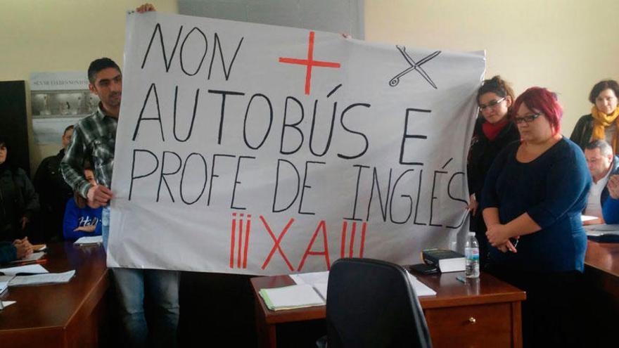 El alcalde de Dodro suspende el pleno por una protesta de padres de alumnos