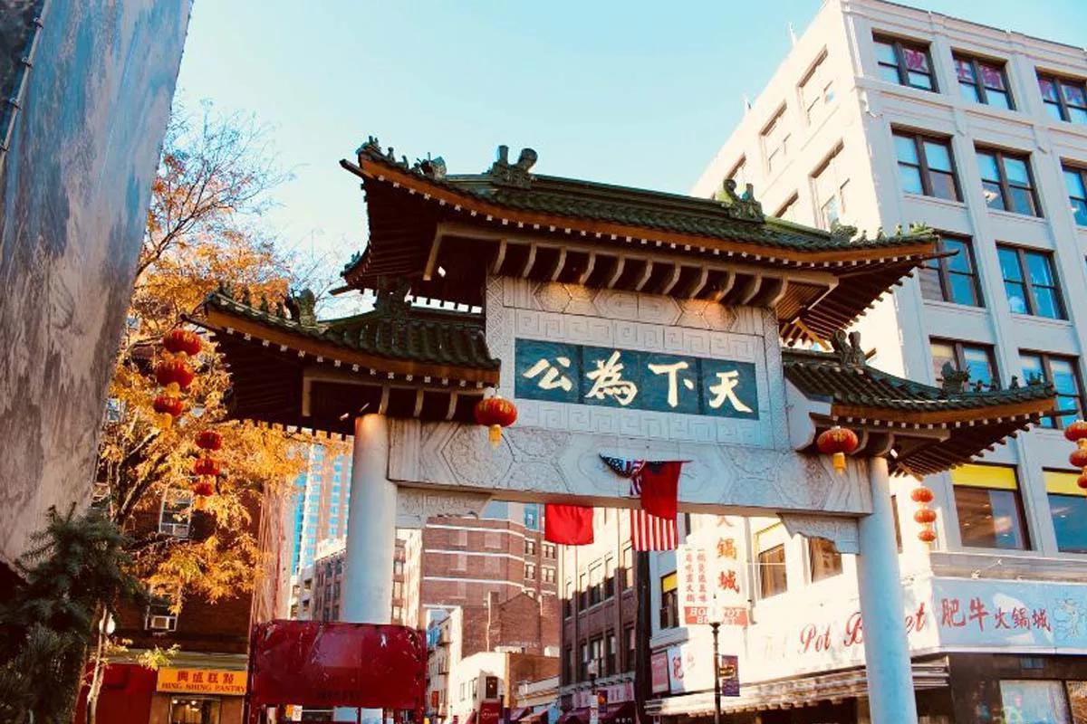 Su ubicación está muy próxima a Plaza de España y Gran Vía